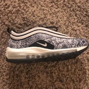 Like new Nike sneaker shoes size 6
